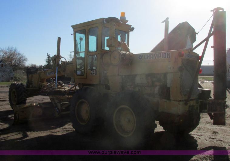 image for item I2704 1984 Champion 740B motor grader