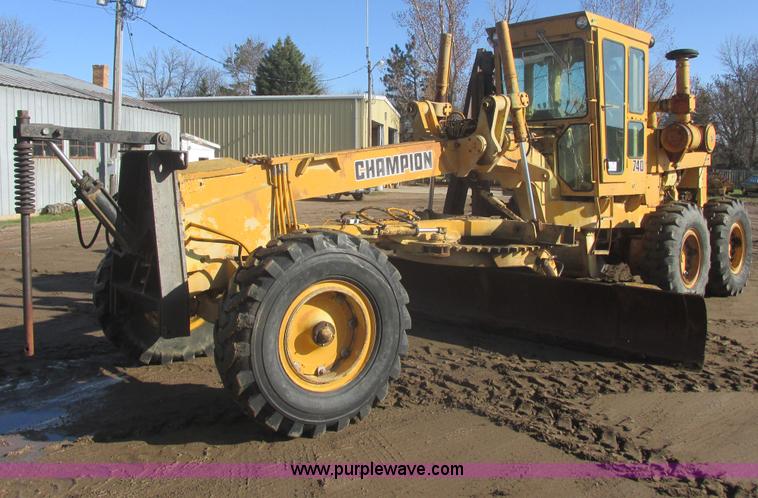 image for item I2704 1984 Champion 740B motor grader