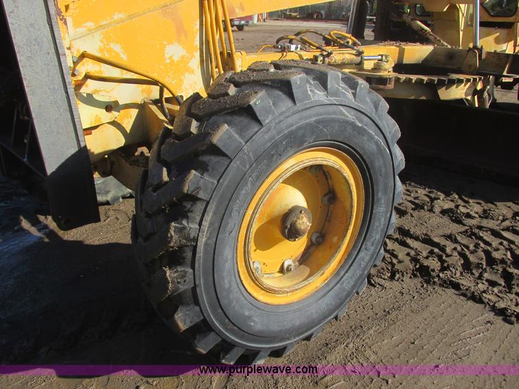 image for item I2704 1984 Champion 740B motor grader