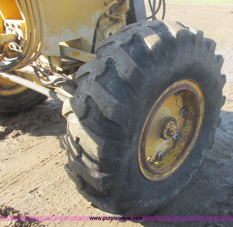 image for item I2704 1984 Champion 740B motor grader