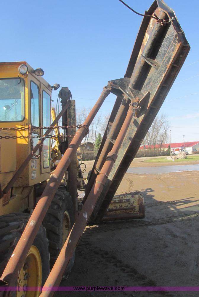 image for item I2704 1984 Champion 740B motor grader