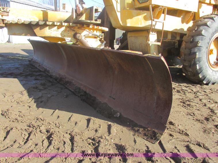 image for item I2704 1984 Champion 740B motor grader