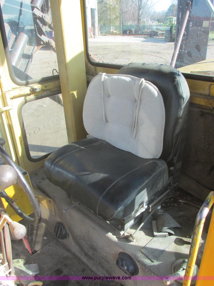 image for item I2704 1984 Champion 740B motor grader