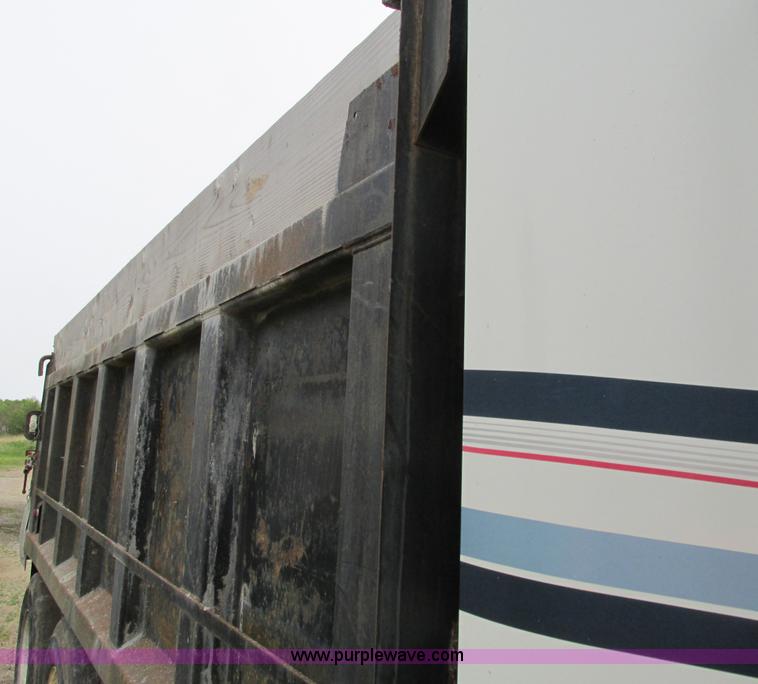 image for item I4177 1994 International 9200 dump truck