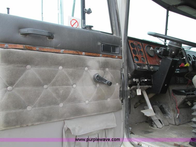 image for item I4177 1994 International 9200 dump truck