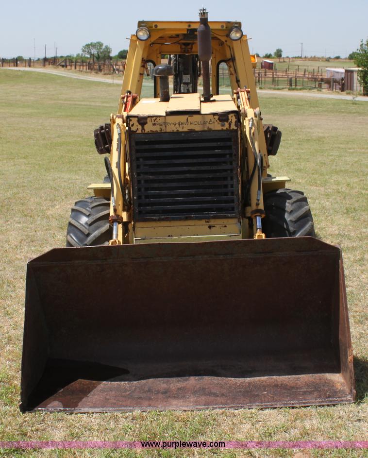 image for item I7463 1985 New Holland LB-620 articulated backhoe