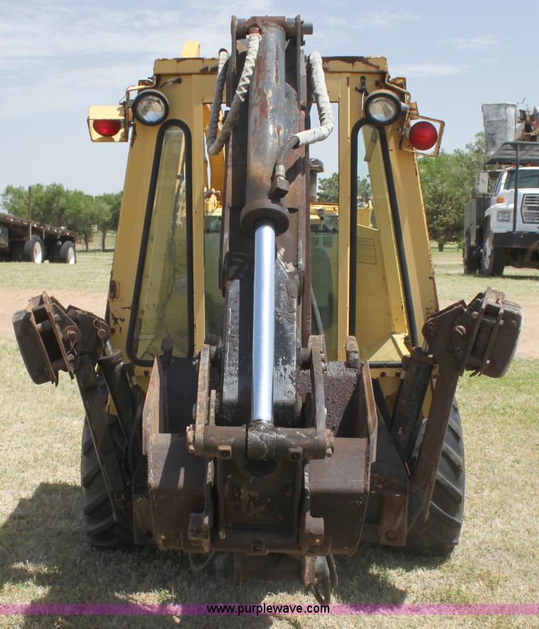 image for item I7463 1985 New Holland LB-620 articulated backhoe