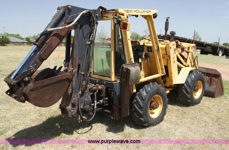 image for item I7463 1985 New Holland LB-620 articulated backhoe