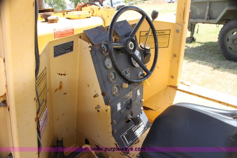 image for item I7463 1985 New Holland LB-620 articulated backhoe