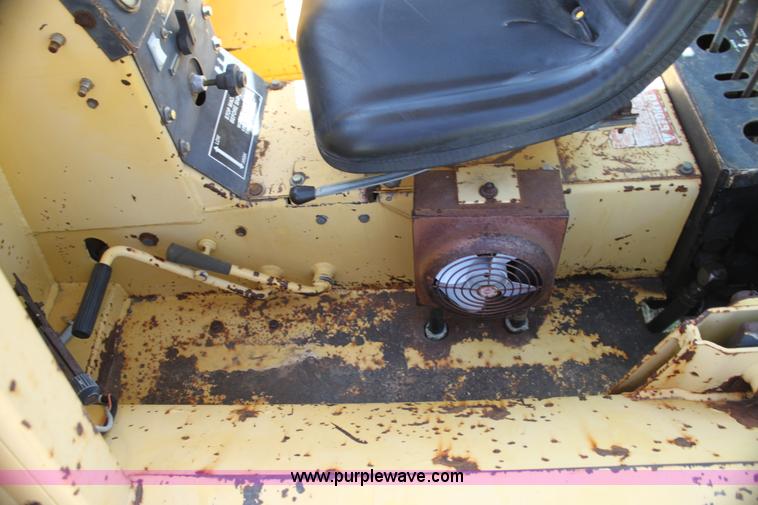 image for item I7463 1985 New Holland LB-620 articulated backhoe