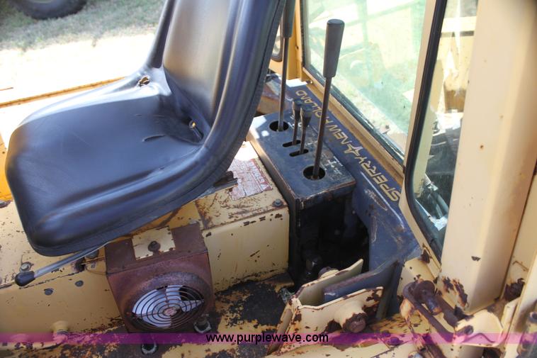 image for item I7463 1985 New Holland LB-620 articulated backhoe