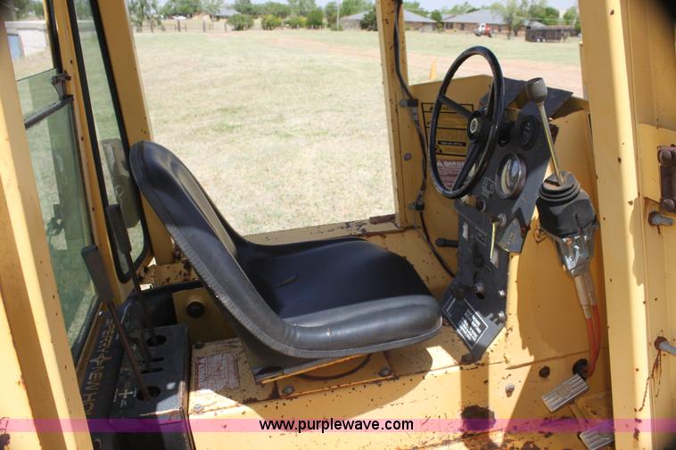 image for item I7463 1985 New Holland LB-620 articulated backhoe