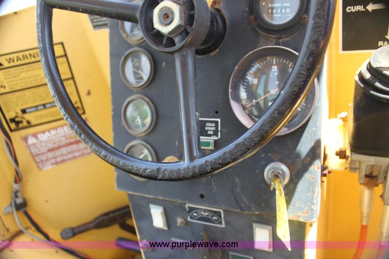 image for item I7463 1985 New Holland LB-620 articulated backhoe