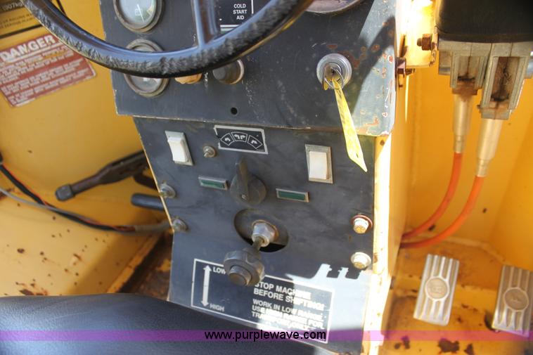 image for item I7463 1985 New Holland LB-620 articulated backhoe