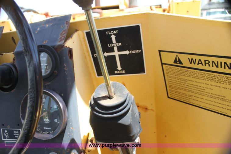 image for item I7463 1985 New Holland LB-620 articulated backhoe