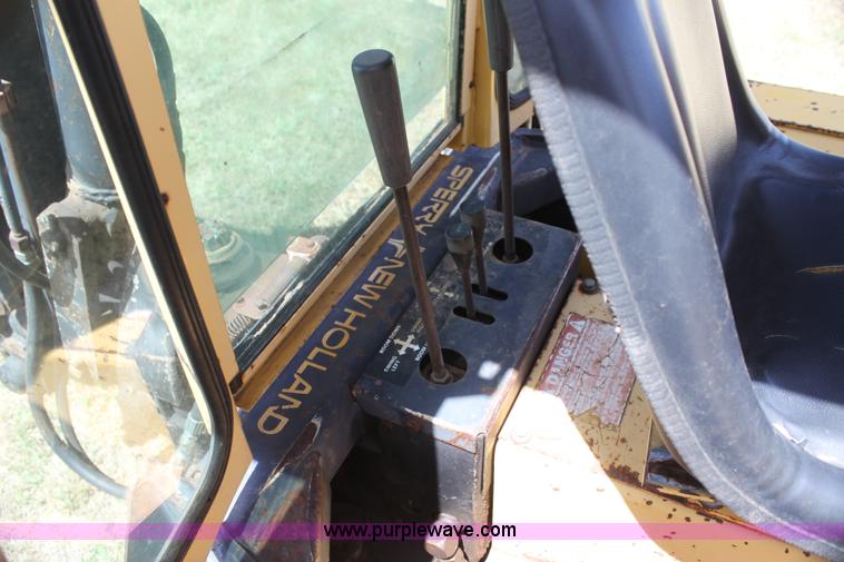 image for item I7463 1985 New Holland LB-620 articulated backhoe