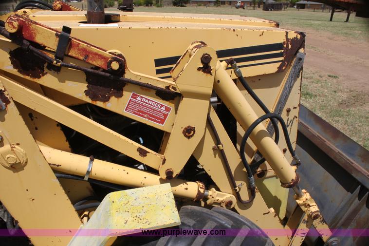 image for item I7463 1985 New Holland LB-620 articulated backhoe