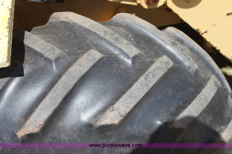 image for item I7463 1985 New Holland LB-620 articulated backhoe