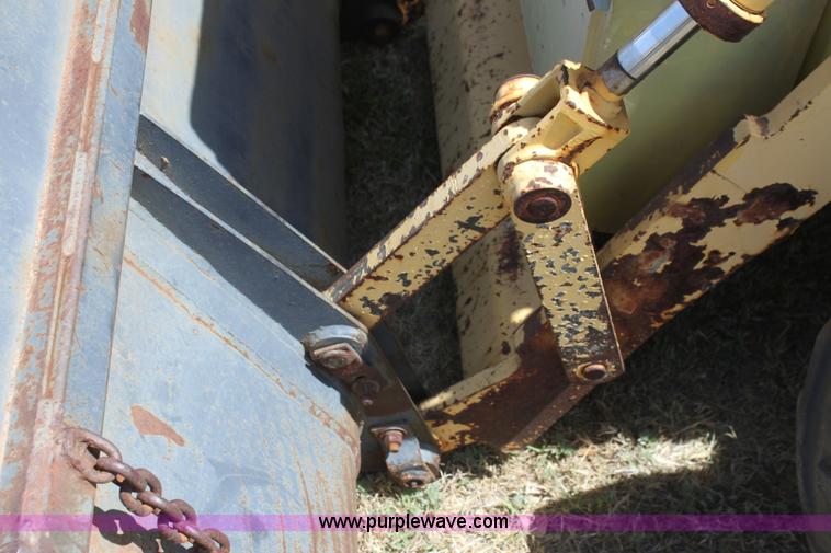 image for item I7463 1985 New Holland LB-620 articulated backhoe