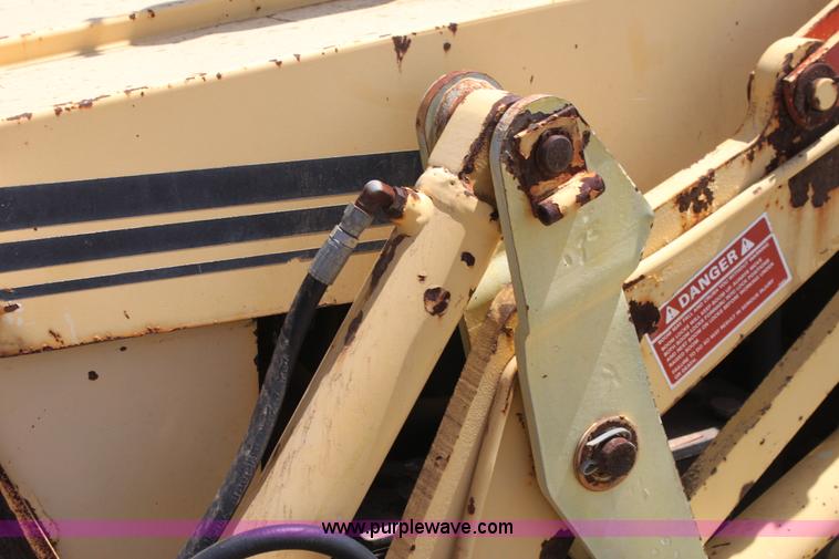 image for item I7463 1985 New Holland LB-620 articulated backhoe