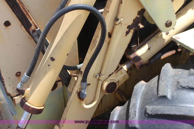 image for item I7463 1985 New Holland LB-620 articulated backhoe
