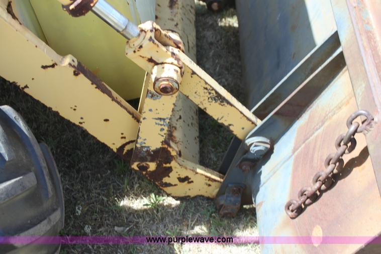 image for item I7463 1985 New Holland LB-620 articulated backhoe