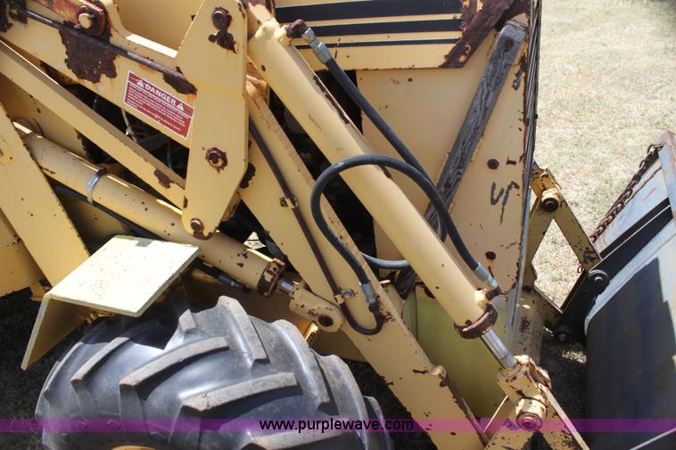 image for item I7463 1985 New Holland LB-620 articulated backhoe