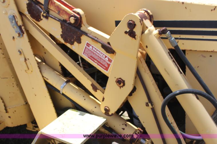 image for item I7463 1985 New Holland LB-620 articulated backhoe