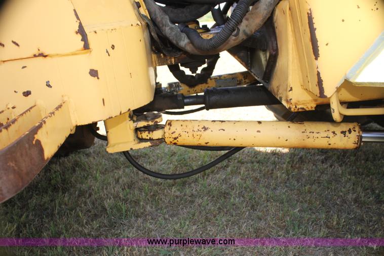 image for item I7463 1985 New Holland LB-620 articulated backhoe