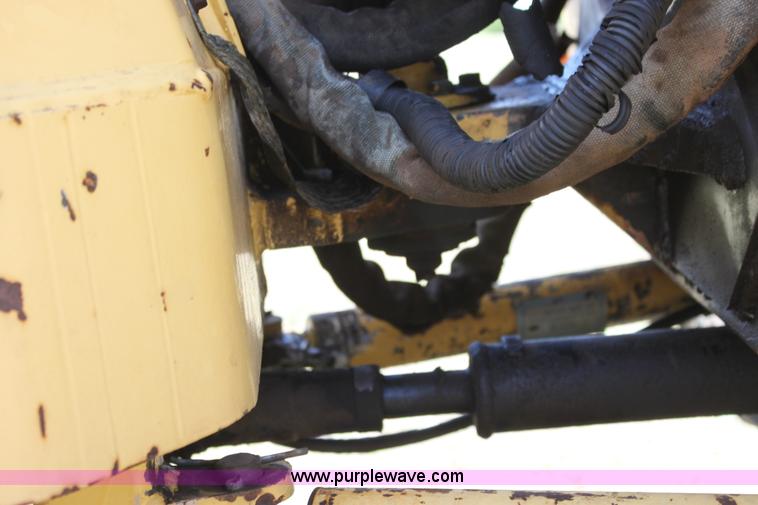 image for item I7463 1985 New Holland LB-620 articulated backhoe