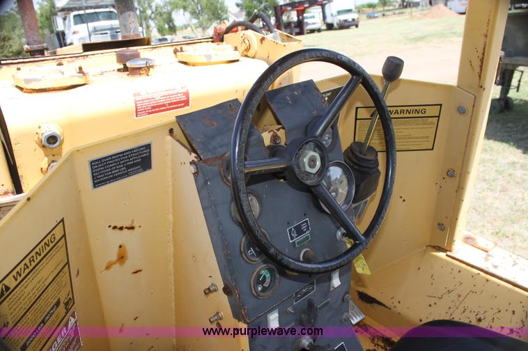 image for item I7463 1985 New Holland LB-620 articulated backhoe