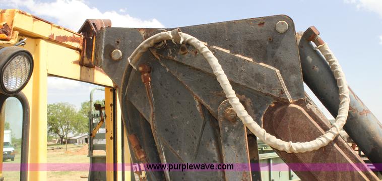 image for item I7463 1985 New Holland LB-620 articulated backhoe