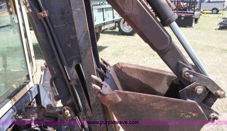 image for item I7463 1985 New Holland LB-620 articulated backhoe