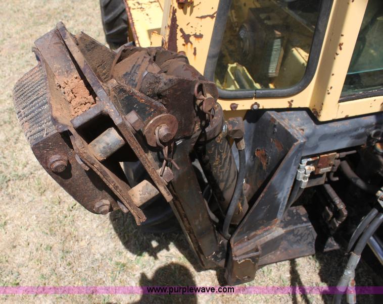 image for item I7463 1985 New Holland LB-620 articulated backhoe
