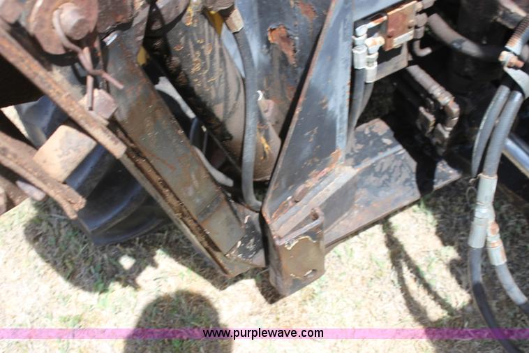 image for item I7463 1985 New Holland LB-620 articulated backhoe