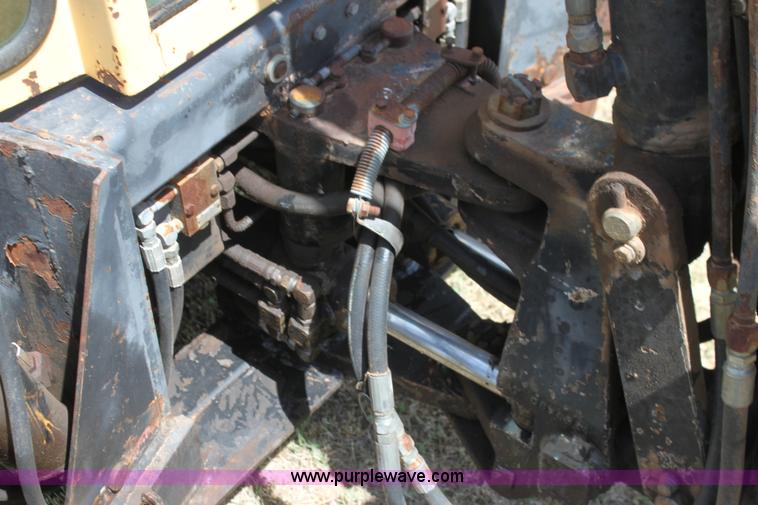 image for item I7463 1985 New Holland LB-620 articulated backhoe