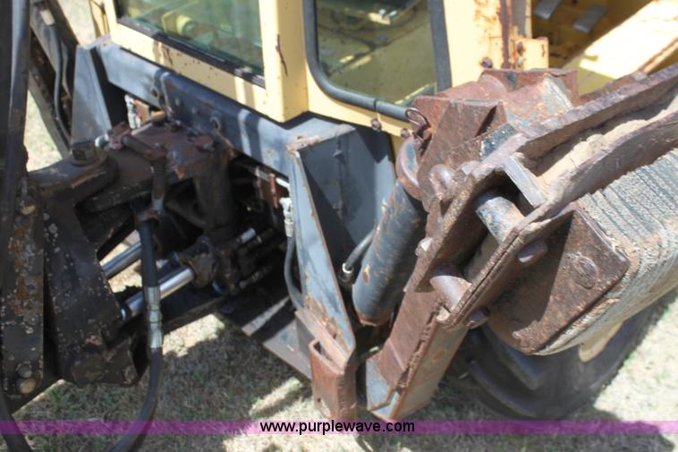 image for item I7463 1985 New Holland LB-620 articulated backhoe
