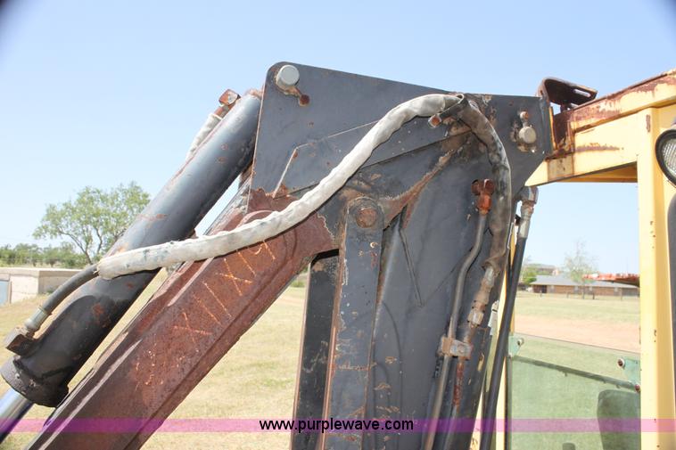 image for item I7463 1985 New Holland LB-620 articulated backhoe