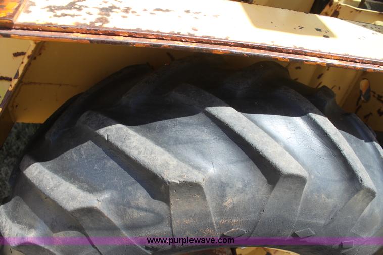 image for item I7463 1985 New Holland LB-620 articulated backhoe