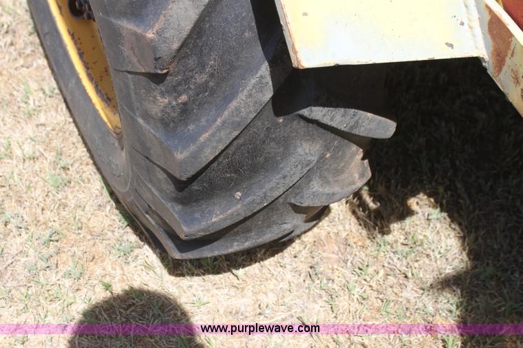 image for item I7463 1985 New Holland LB-620 articulated backhoe