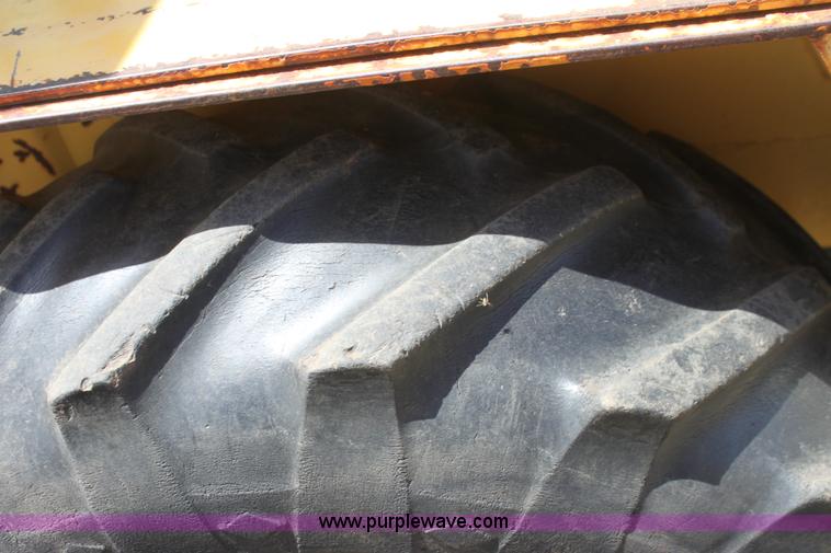 image for item I7463 1985 New Holland LB-620 articulated backhoe