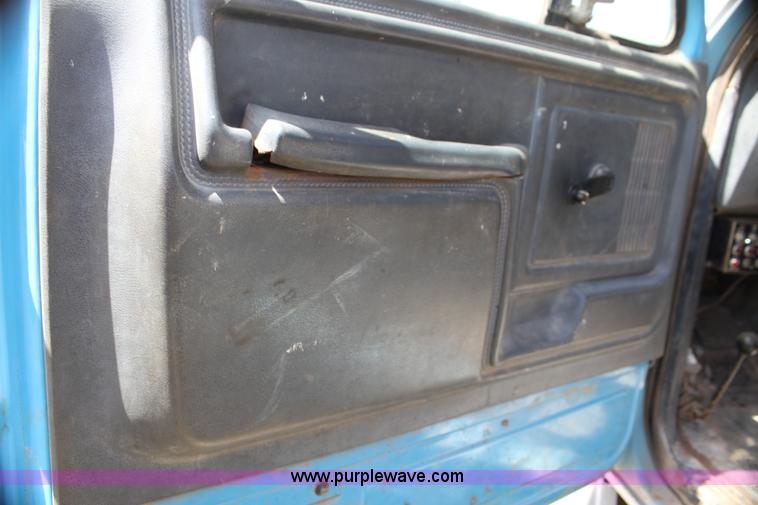 image for item I7467 1992 Ford F800 bucket truck