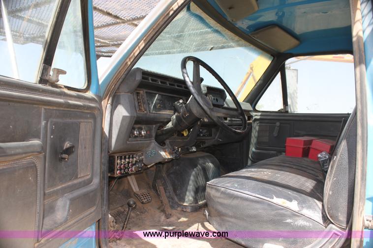 image for item I7467 1992 Ford F800 bucket truck