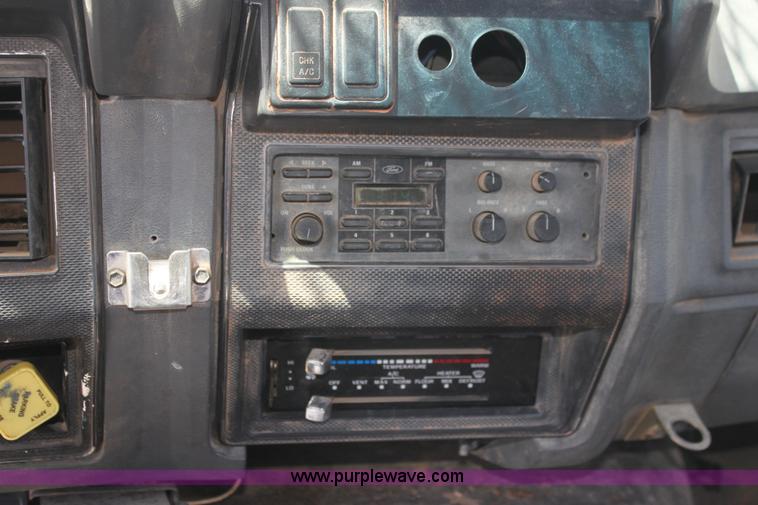 image for item I7467 1992 Ford F800 bucket truck