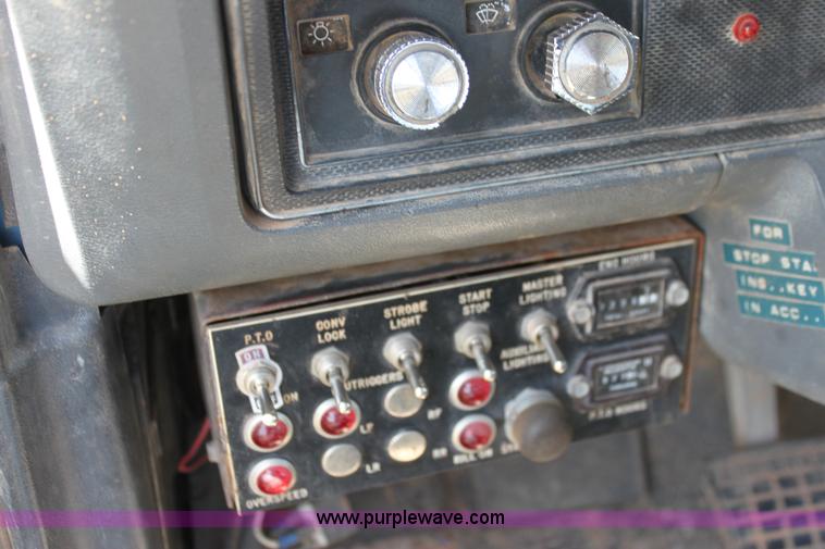 image for item I7467 1992 Ford F800 bucket truck