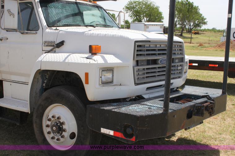 image for item I7467 1992 Ford F800 bucket truck