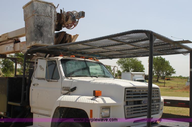 image for item I7467 1992 Ford F800 bucket truck