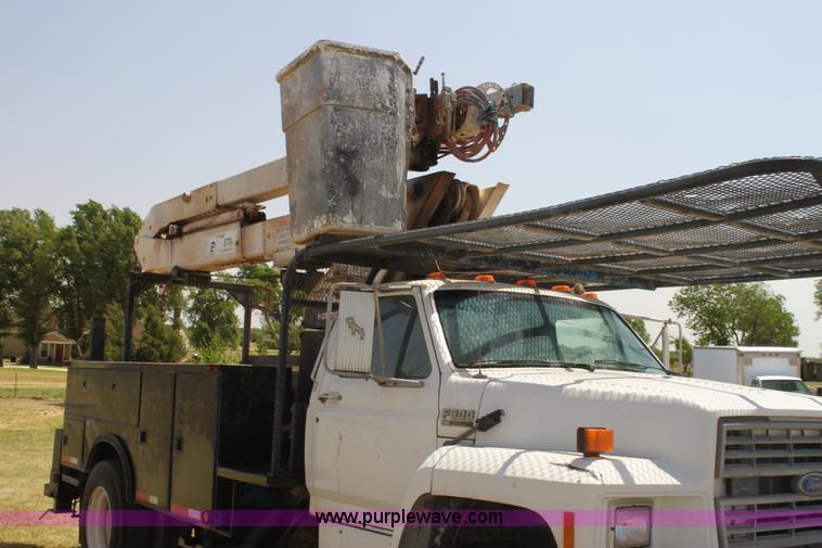 image for item I7467 1992 Ford F800 bucket truck