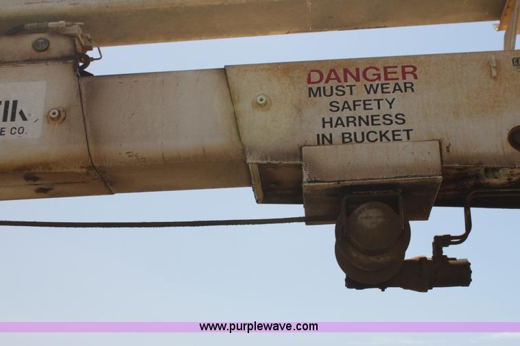 image for item I7467 1992 Ford F800 bucket truck