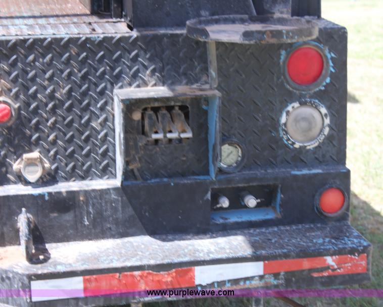 image for item I7467 1992 Ford F800 bucket truck